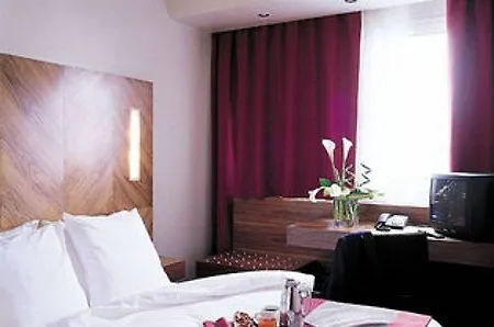 Median Congres Hotel Parigi